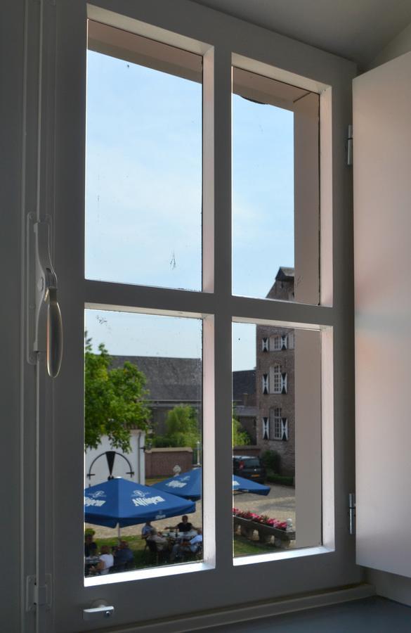 Kasteel Aldenghoor Bed & Breakfast Haelen Bagian luar foto